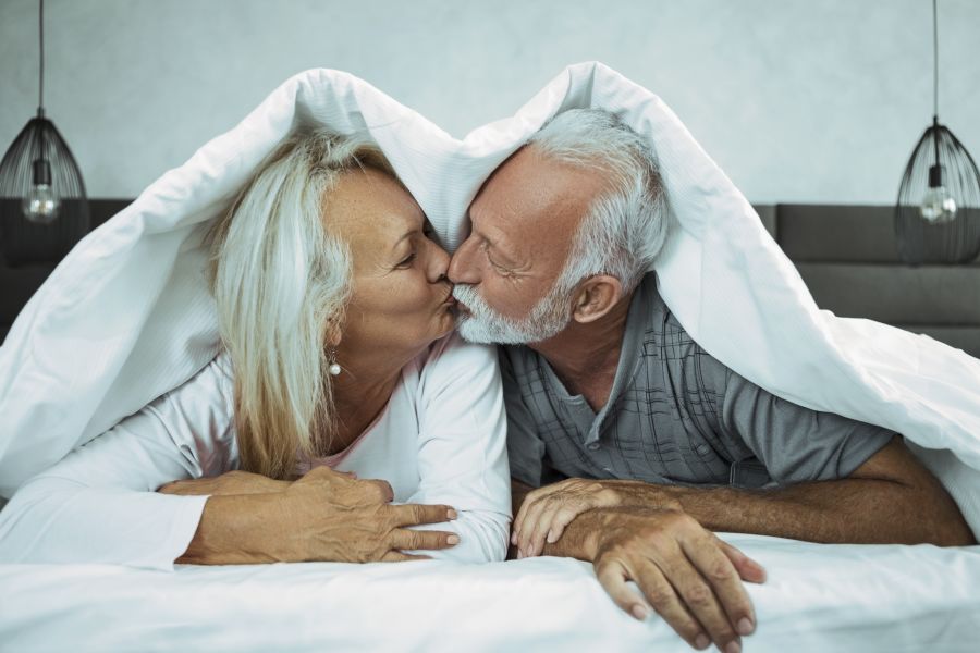 senior-dating-couple-bed